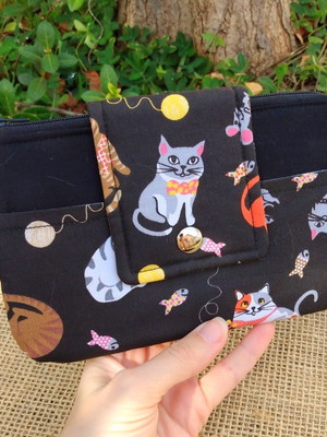 Carteira porta celular em tecido com estampa de gatos