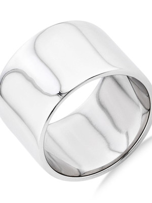 Anel de prata 950 largo no dedo feminino