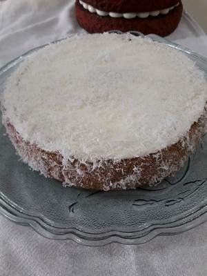 Torta de coco cenográfica em biscuit
