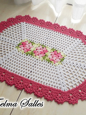 Tapete oval com flores simples