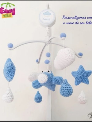 Móbile musical p/ berço amigurumi avião azul