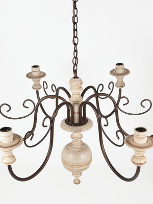 Lustre torneado branco 6 em ferro e madeira para quarto
