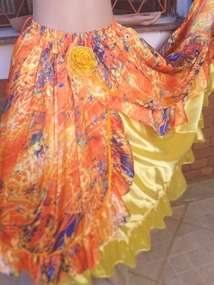 Saia de cetim com floral crepe e flor
