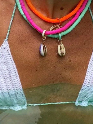 Chocker color fimo com búzios banhado