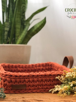 Bandeja em fio de malha com alça de couro sintético