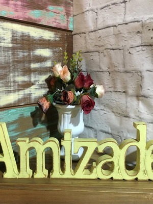 Palavra amizade em mdf amarelo decorativo