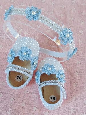 Sapatinhos com pérolas e tiara