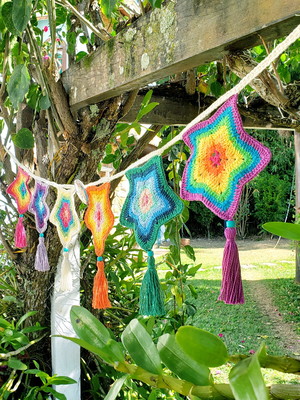 Varal de estrelas multicoloridas em crochê