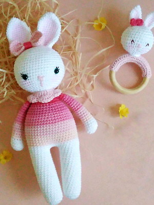 Amigurumi coelho em crochê chocalho mordedor presente bebê