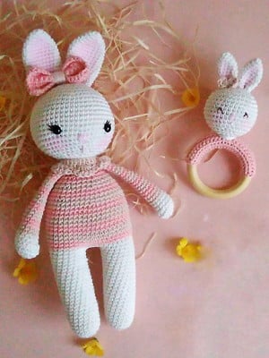 Amigurumi coelho em crochê chocalho mordedor presente bebê