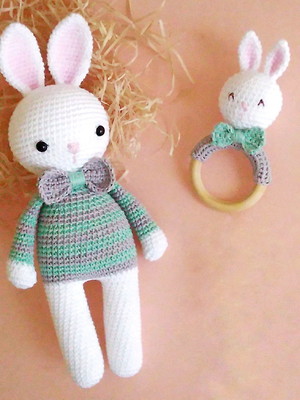 Amigurumi coelho em crochê chocalho mordedor presente bebê
