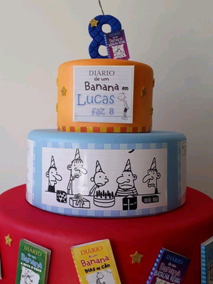 Bolo fake diário de um banana com vela de biscuit