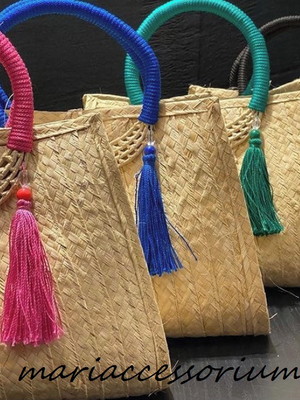 Bolsa de palha customizada com chaveiro tassel várias cores