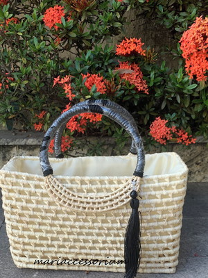Bolsa de palha customizada com chaveiro tassel preto