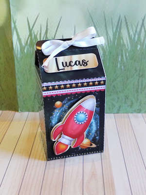 Caixa de leite personalizada com apliques tema astronauta