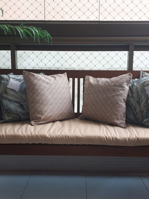 Assento futon em tecido impermeável.