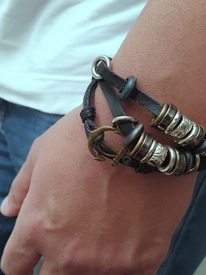 Pulseira masculina de couro e fio encerado preto