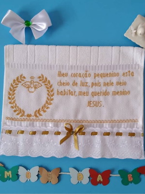 Toalhinha de batizado bordada à mão em ponto cruz