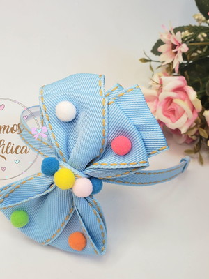 Tiara infantil com laço jeans e pompom