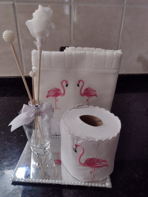 1 kit 2 toalhas e 1 porta papel higiênico