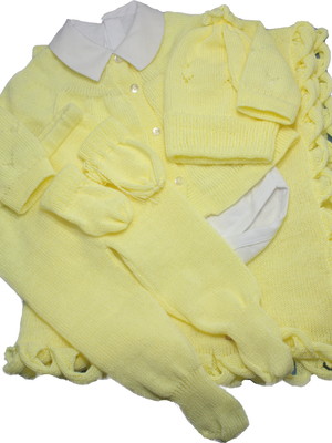 Saida maternidade com body e casaquinho de trico amarelo