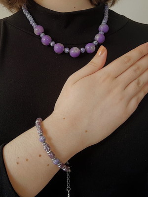 Colar com pulseira branco e lilás