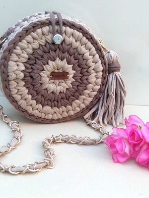Bolsa boho em fio de malha de crochê