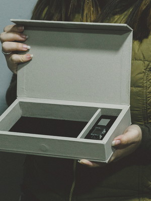 Caixa para foto 10x15 , com divisória para pendrive.