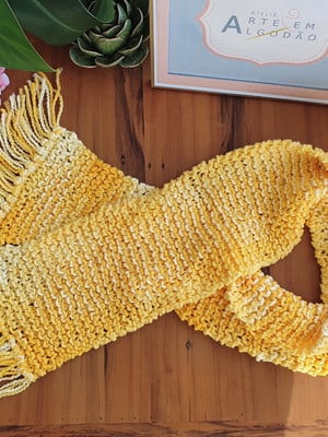 Cachecol amarelo com franja