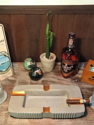 Cinzeiro- apreciadores de charutos e um bom whisky -3 peças