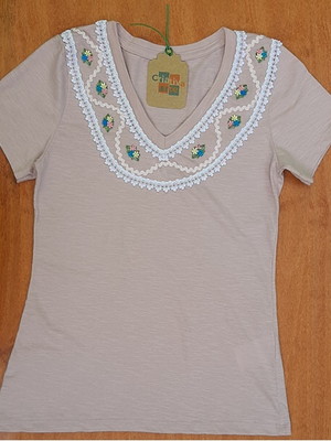 Camiseta feminina bordada à mão rosê flores fitas