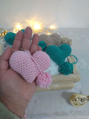 Chaveiro amigurumi coração lembrancinha maternidade