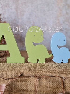 Iniciais com trio de dinossauros