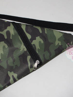 Mochila transversal triangular camuflada
