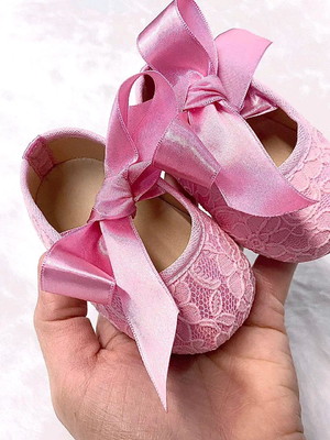 Sapatinho de renda rosa bebê