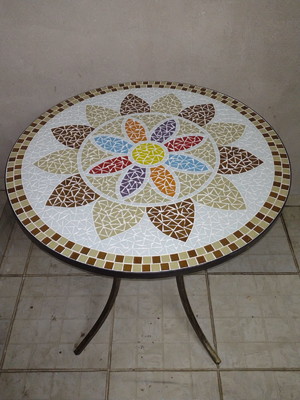 Mesa em mosaico charme flores coloridas