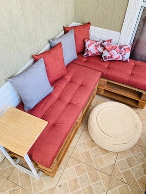 Assento futon com almofadas em tecido impermeável.