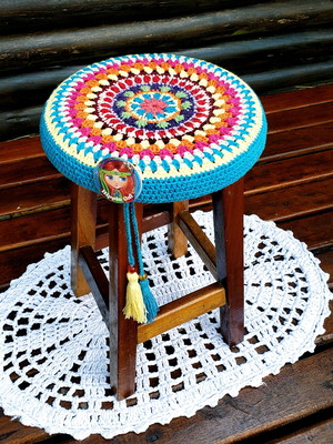 Capa para banqueta mandala multicolorida em crochê