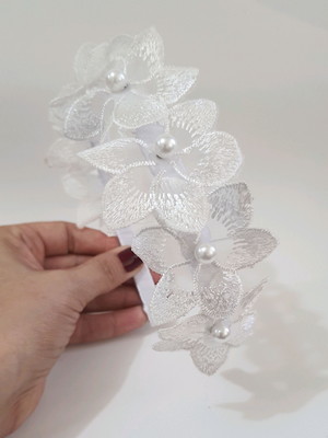 Tiara para daminhas com flores bordadas e pérolas.
