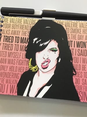 Bloquinho com caneta - mod: amy whinehouse pop