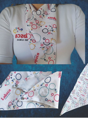 Lenço triangular personalizado com com botão