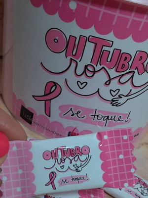 Balde com 100 balas outubro rosa
