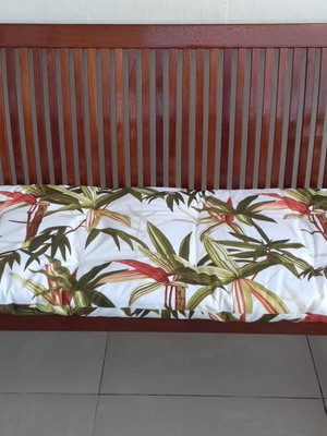 Assento futon em tecido impermeável.