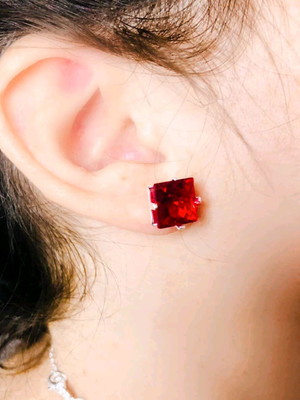Brinco com zirconia rubi banhada no ouro 18k