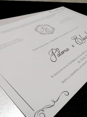 Convite de casamento clássico com envelope branco brilhante