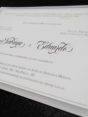 Convite de casamento clássico com envelope