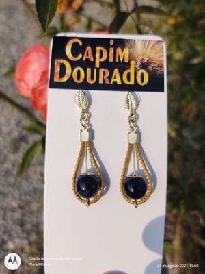 Brinco de capim dourado adornado com pedra da estrela