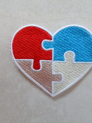 Patch bordado termocolante coração autismo