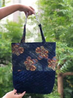 Bolsa de ombro ecobag floral com acabamento em veludo