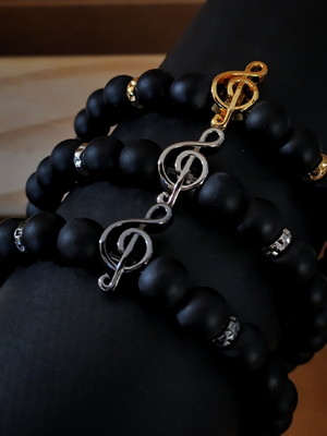 Pulseira pedras naturais onix matte clave de sol musica